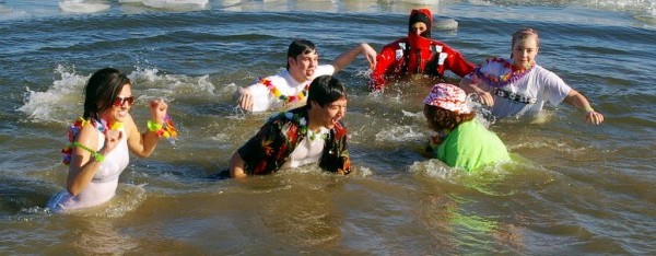 1024px-Polar_Bear_Plunge_in_the_water