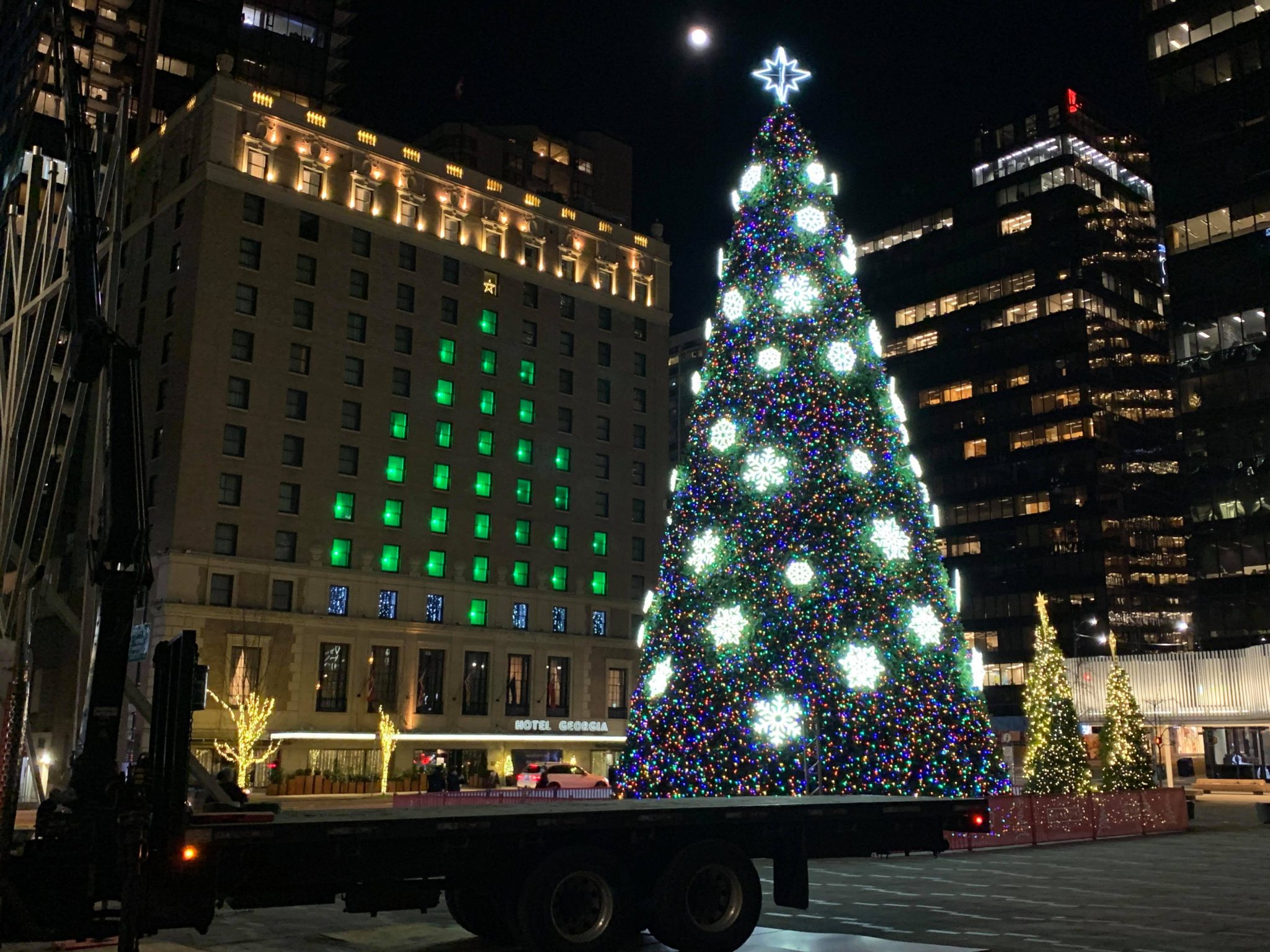 バンクーバー美術館のプラザに高さ約22.8mの巨大クリスマスツリー登場！写真動画 LifeVancouver カナダ・バンクーバー現地情報